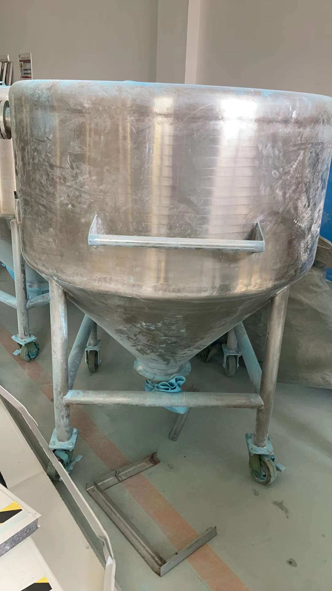 氣流粉碎設備  儲料倉、振動流化床、旋風除塵器設備銷售